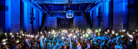 Menschenmenge beim Nürnberg Pop Festival, die ihre Hände in die Luft streckt.  