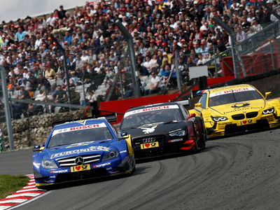 DTM Autos auf Rennstrecke Heulende Motoren auf der DTM