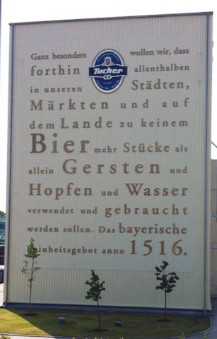 Das Reinheitsgebot an der Außenfassade der Tucher Brauerei