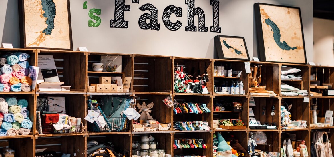 Zu sehen ist eine Regalwand im Laden 's Fachl in Nürnberg mit Produkten verschiedner regionaler Unternehmen.