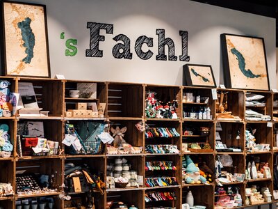 Zu sehen ist eine Regalwand im Laden 's Fachl in Nürnberg mit Produkten verschiedner regionaler Unternehmen.