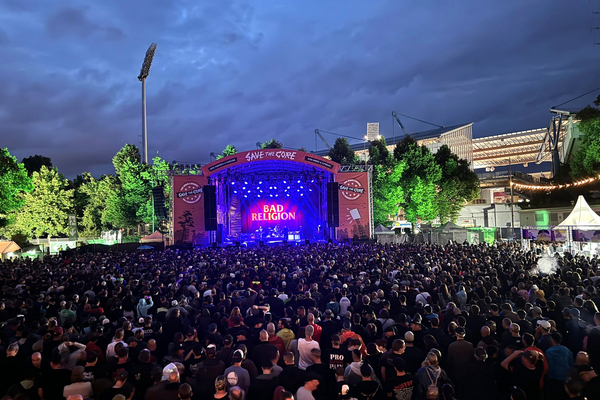 Abendliche Szene mit einer großen Menge von Festivalbesuchern im Stadionpark Open-Air in Nürnberg.  