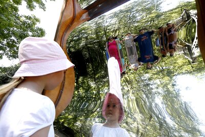 Lustige Bilder gibt's beim verzerrten Spiegel. 