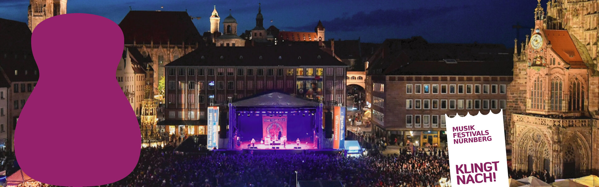 Blick von einer Bühne auf eine riesige, dicht gedrängte Menschenmenge auf dem Nürnberger Hauptmarkt. Im Vordergrund steht eine Sängerin im Profil am Mikrofon, während im Hintergrund die historische Kulisse mit der Frauenkirche und den markanten Giebelhäusern zu sehen ist.