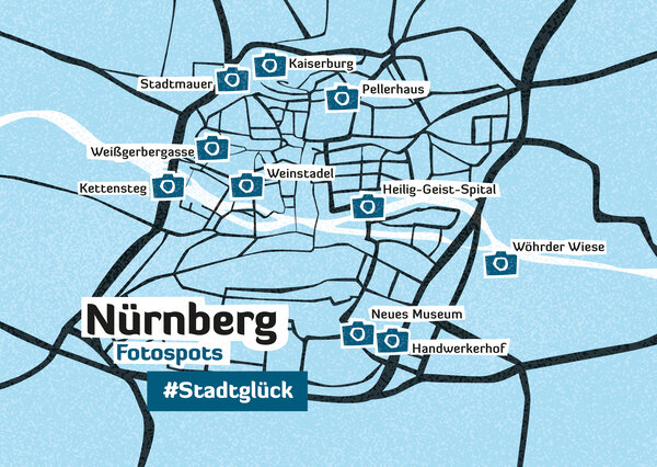 Eine stilisierte Stadtkarte von Nürnberg in hellblauen Tönen unter dem Hashtag #Stadtglück. Dunkelblaue Kamera-Icons markieren beliebte Fotospots wie die Kaiserburg, das Pellerhaus, die Weißgerbergasse und das Heilig-Geist-Spital entlang der Pegnitz.