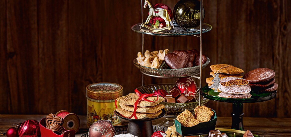 Festlich gedeckter Tisch mit einer Auswahl an Köstlichkeiten aus dem Lebkuchen-Schmidt Festtagspaket.