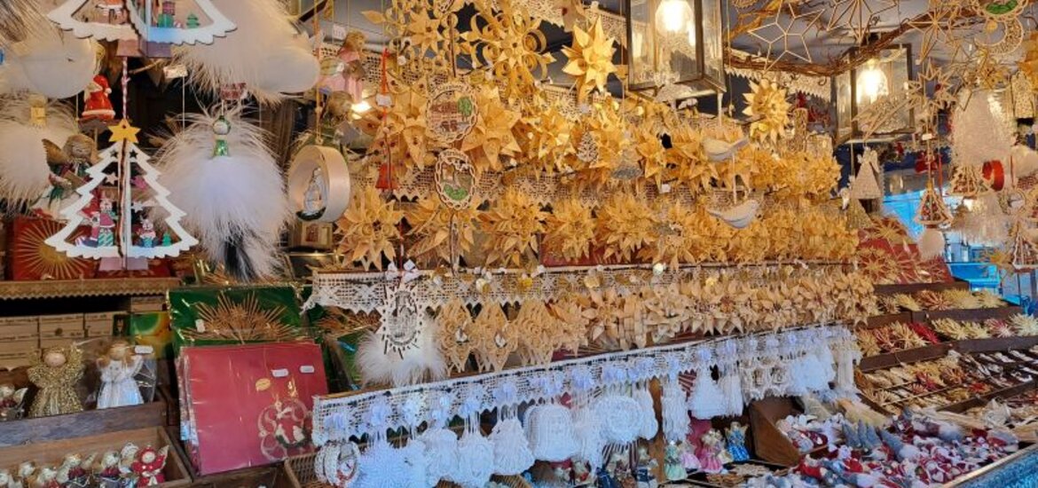 Eine mit hölzernem Christbaumschmuck ausgestattete Bude auf dem Christkindlesmarkt 