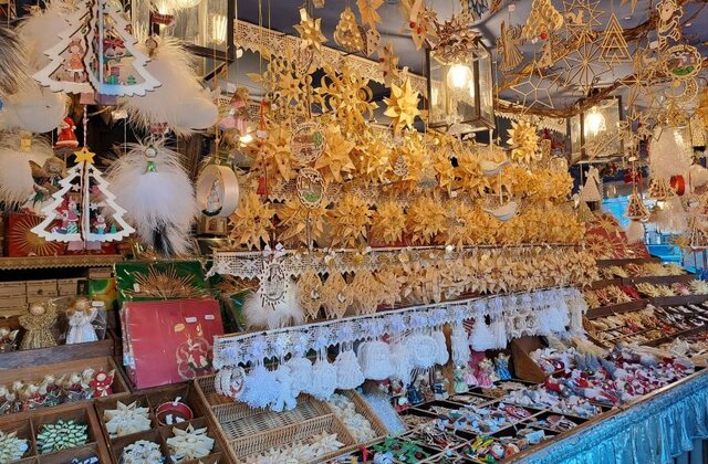 Eine mit hölzernem Christbaumschmuck ausgestattete Bude auf dem Christkindlesmarkt 