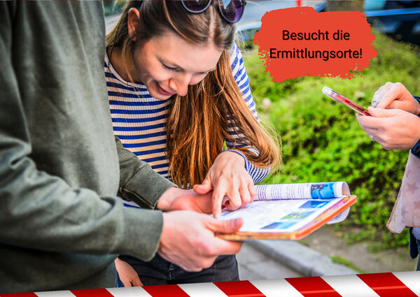 Zwei Personen betrachten gemeinsam ein aufgeschlagenes Heft, eine Person zeigt mit dem Finger darauf, im Hintergrund unscharf eine weitere Person mit Smartphone, roter Schriftzug 'Besucht die Ermittlungsorte!'