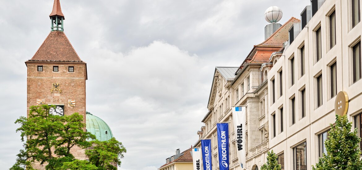 Blick auf den Ludwigsplatz in Nürnberg mit dem Weißen Turm links und dem Wöhrl und Bäumen rechts