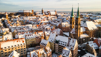 Luftaufnahme der verschneiten Nürnberger Altstadt mit der markanten Sebalduskirche und der Kaiserburg im Hintergrund