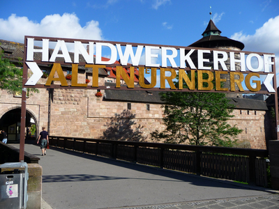 Einer der Eingänge des Handwerkerhofs Nürnberg