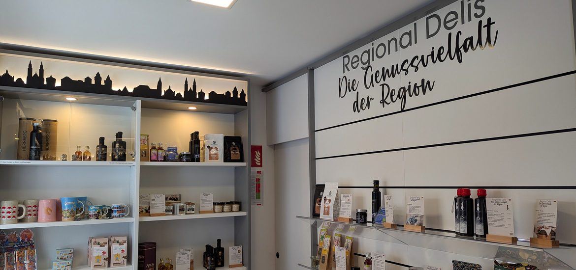 Genussecke mit regionalen Produkten in der Tourist Information im Handwerkerhof Nürnberg.