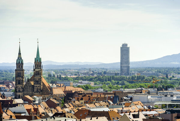 Altstadtpanorama mit Businesstower