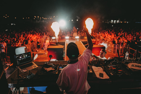 DJ performt live mit Feuer und Rauch beim Hip Hop Garden Festival in Nürnberg.  