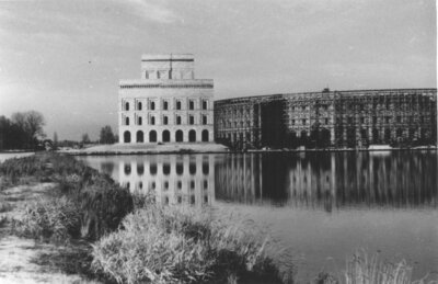 Die historische Schwarz-Weiß-Aufnahme zeigt ein Holzmodell der Kongresshalle in der ursprünglich geplanten Höhe auf dem Reichsparteitagsgelände in Nürnberg.
