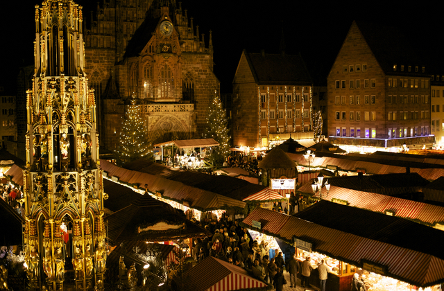 Der Nürnberger Christkindlesmarkt erstrahlt im Lichterglanz. (© Franz Walther)