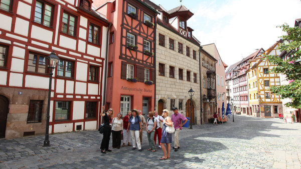 Eine Gruppe Menschen steht in der Weißgerbergasse bei einer Stadtführung