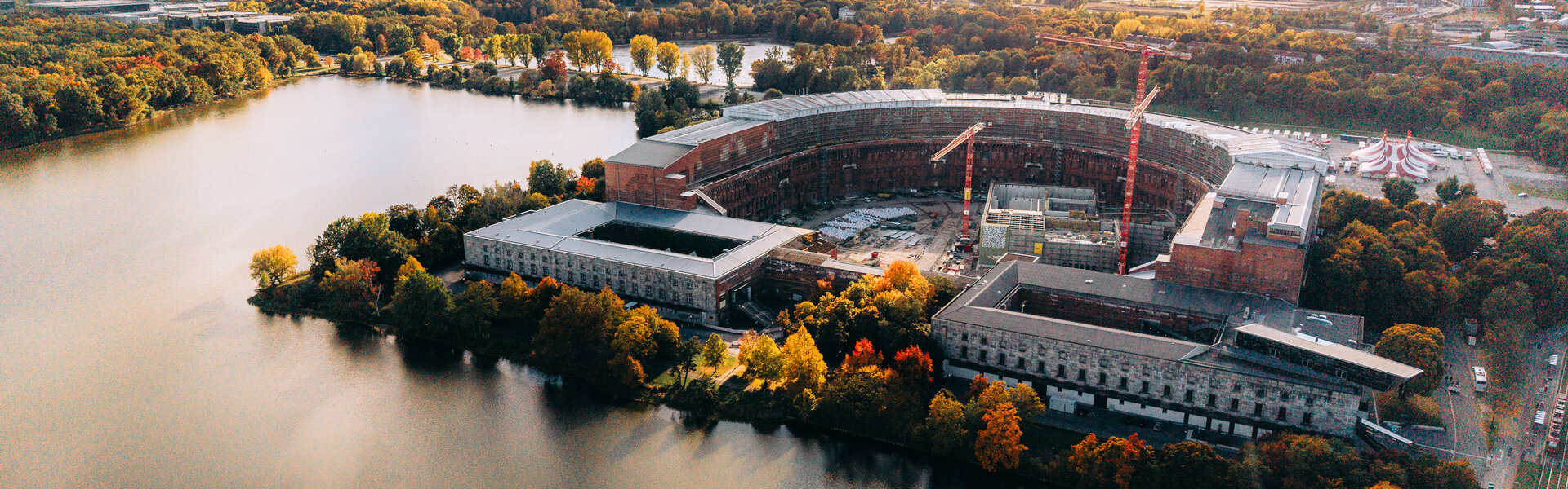 Luftaufnahme der Kongresshalle Nürnberg auf dem ehemaligen Reichsparteitagsgelände in Nürnberg.
