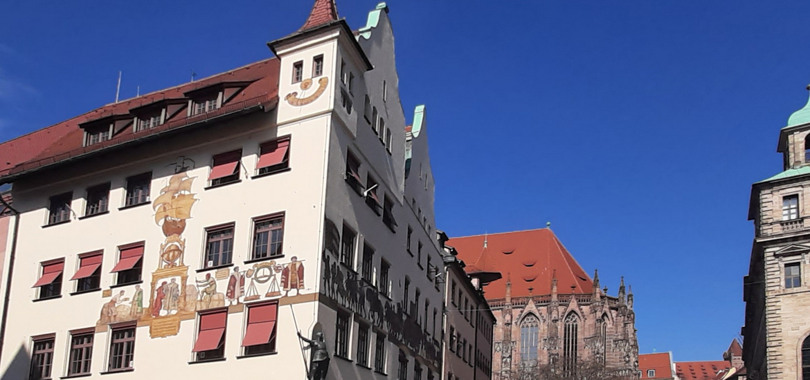 Abbildung eines Handelszuges am IHK Gebäude 