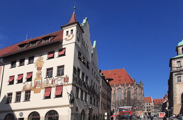 Abbildung eines Handelszuges am IHK Gebäude 