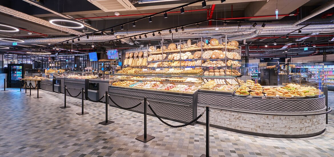Köstlich aussehende Auslage mit Bäckereiwaren im EDEKA-Markt Kulinarikwelten Stengel
