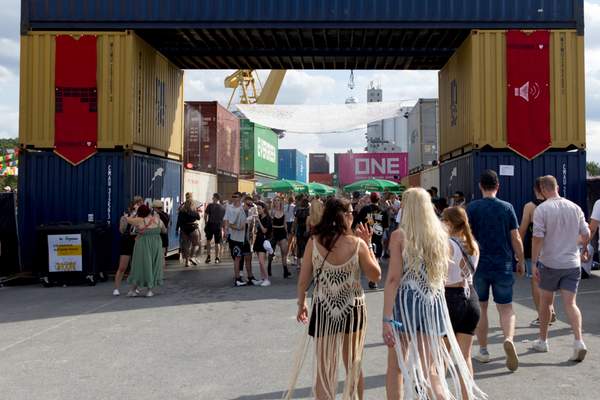 Eingang zum Container Love Festival in Nürnberg, wo Menschen eintreten.  
