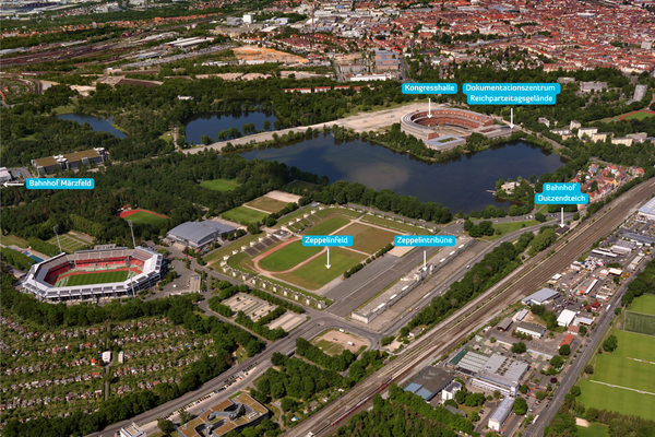 Luftbild des Nürnberger Reichsparteitagsgeländes mit Markierungen für die Kongresshalle, das Zeppelinfeld und die Zeppelintribüne am Dutzendteich.