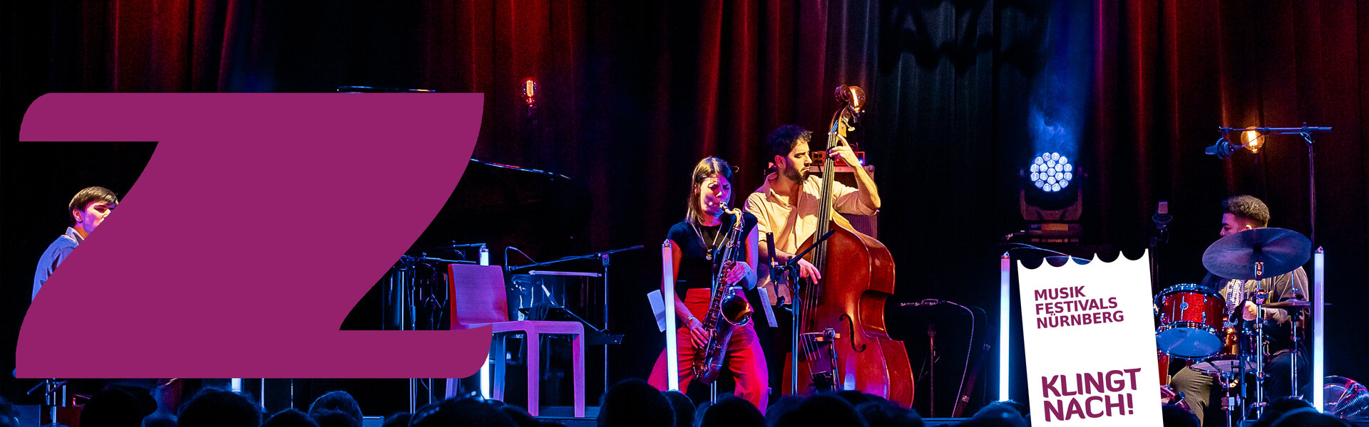 Ein Saxofonist spielt leidenschaftlich unter farbigem Bühnenlicht, ergänzt durch ein weißes Ticket-Logo mit der Aufschrift „MUSIK FESTIVALS NÜRNBERG – KLINGT NACH!“.