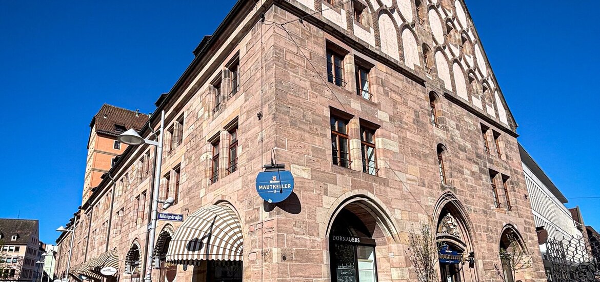 Ladenfassade des DORNAUER in der Mauthalle - ein historisches Sandstandhaus