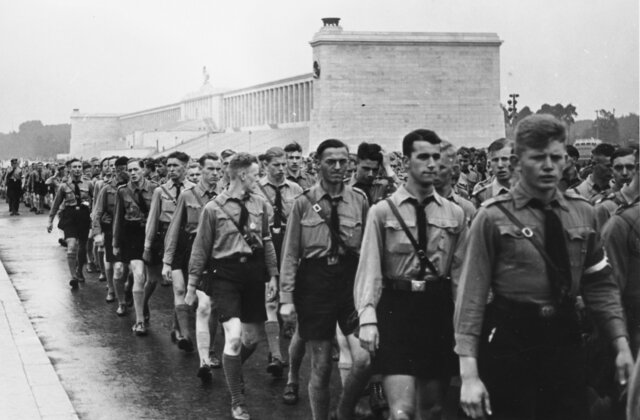 Schwarz-weiß-Fotografie einer großen Gruppe uniformierter Jugendlicher in Reihen auf dem Reichsparteitagsgelände in Nürnberg