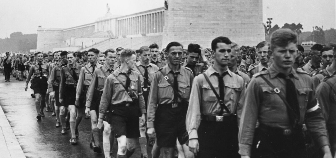Schwarz-weiß-Fotografie einer großen Gruppe uniformierter Jugendlicher in Reihen auf dem Reichsparteitagsgelände in Nürnberg