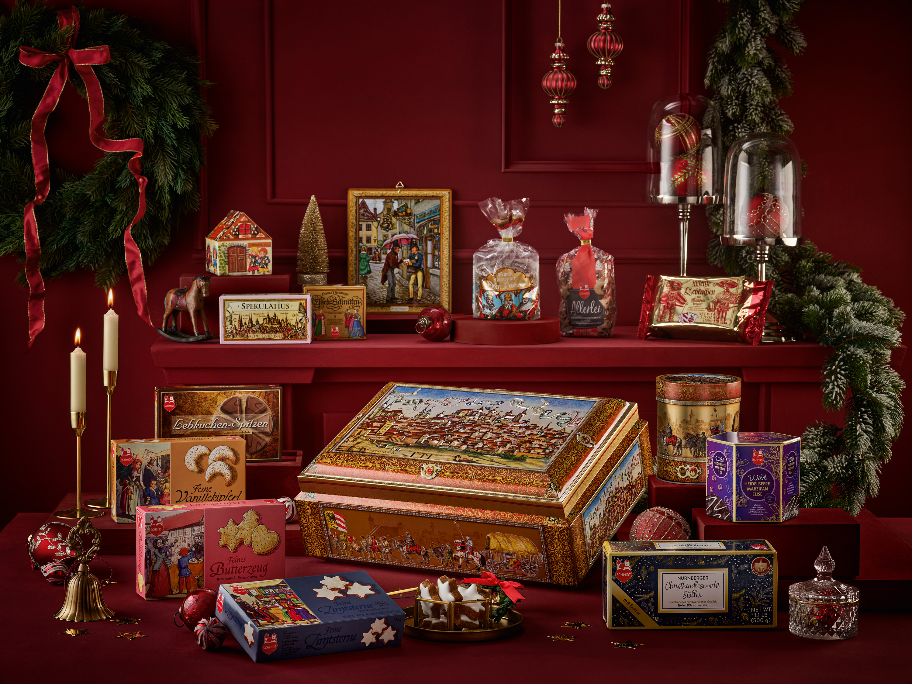 Weihnachtsgeschenke in einem roten Raum, aus der großen Lebkuchen-Schmidt Festtagstruhe.  