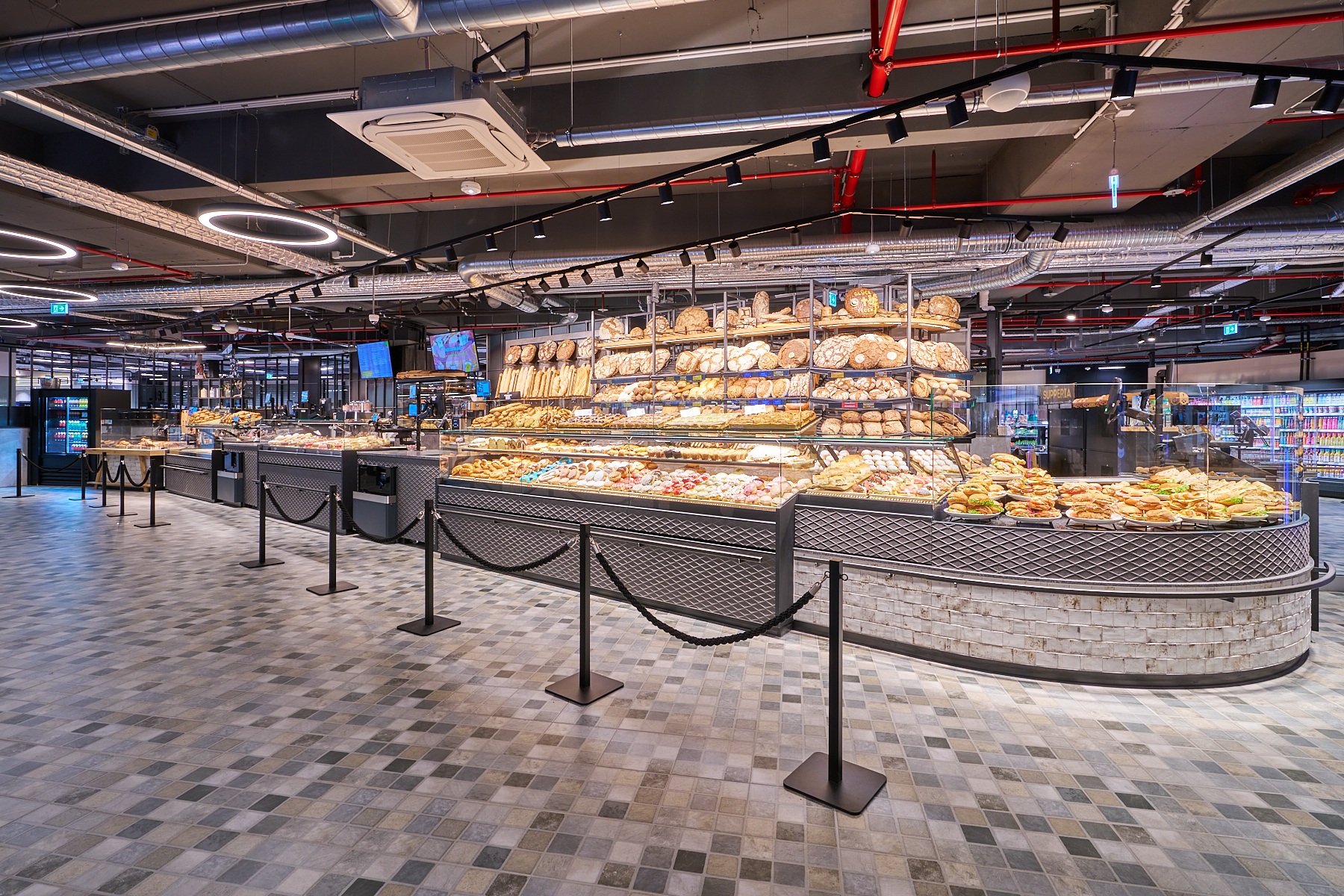 Köstlich aussehende Auslage mit Bäckereiwaren im EDEKA-Markt Kulinarikwelten Stengel