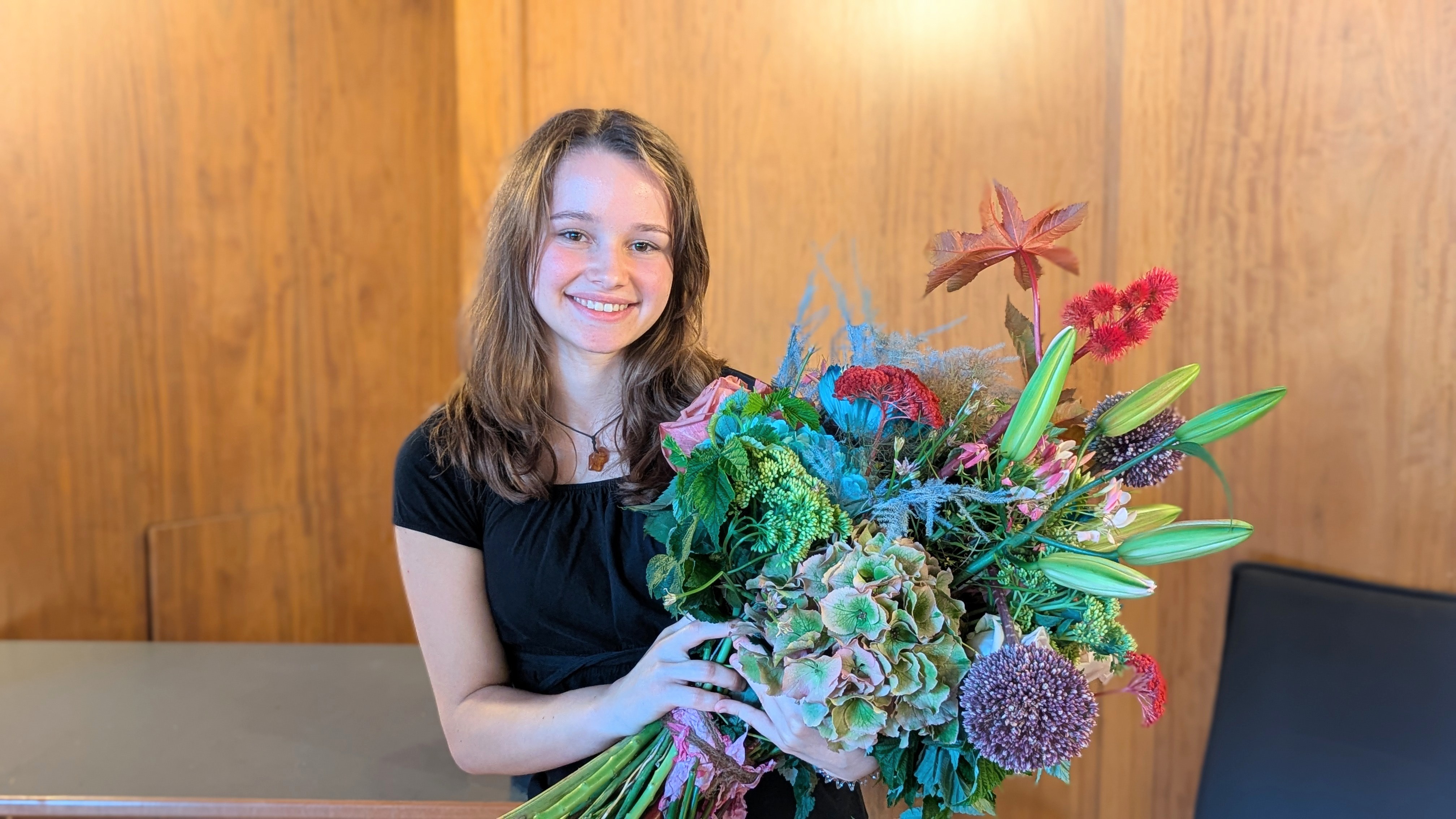 Nora Falk mit einem Blumenstrauß in der Hand bei der Verkündung des neuen Nürnberger Christkinds