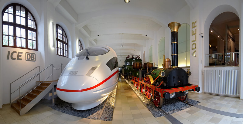 Fahrzeughalle im DB Museum Nürnberg. Zu sehen ist ein Modell des "Adler" und eines ICE (© DB Museum)