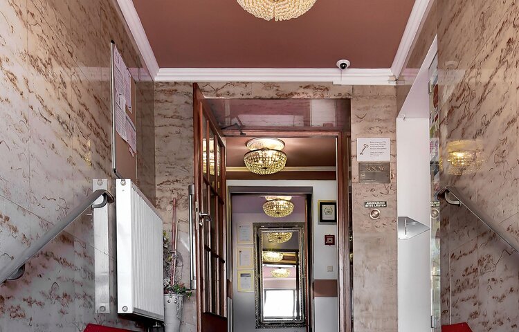 Hotel Burgschmiet - Haupteingang Treppenhaus