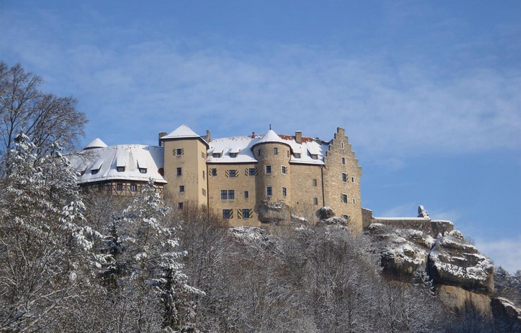 Burg Rabenstein Event GmbH - Burg Rabenstein Außenansicht im Winter