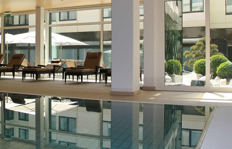 Ramada by Wyndham Nürnberg Parkhotel - Pool2