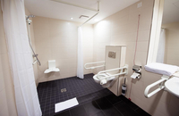 Serways-Hotel Feucht-Ost - behindertengerechtes_Bad