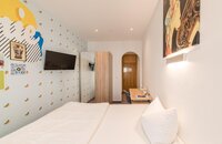 PrivatHotel Probst - tv_fernseher_schreibtisch_bett__boxspringbett_schl