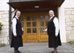 Kloster St. Josef - Schwestern am Eingang