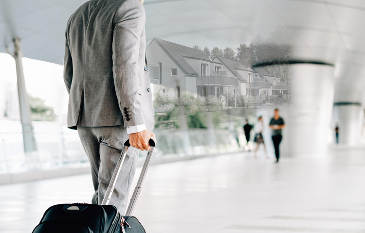 BrombachseeZeit - Resort Pleinfeld - businessman-holding-luggage-for-business-trip-2 Ko