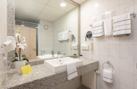 NOVINA HOTEL Südwestpark - Zimmer_Bad_01