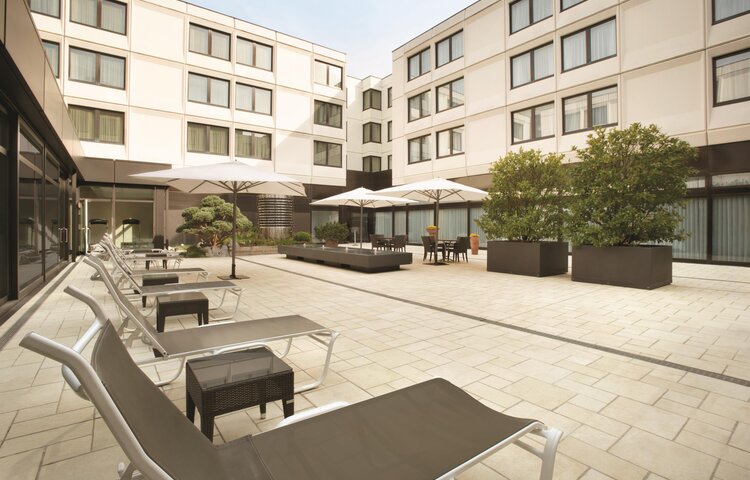 Ramada by Wyndham Nürnberg Parkhotel - Ramada Nuernberg Parkhotel - Patio - 1203630