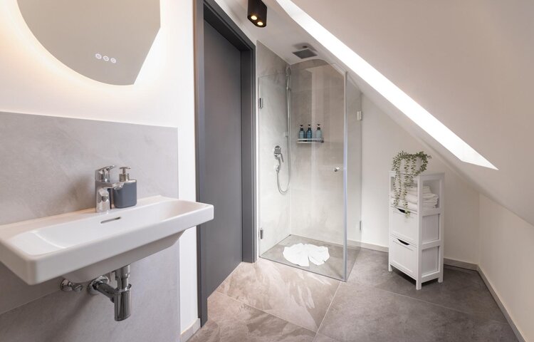 Urban Design Suites - Badezimmer mit Dusche Comfort Studio Apartment &copy; Urban Design Suites