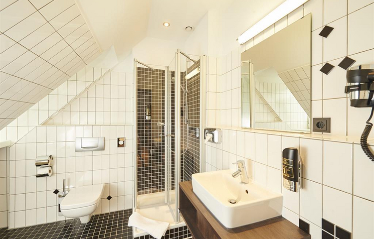 Hotel Hauser - Doppelzimmer Komfort Badezimmer