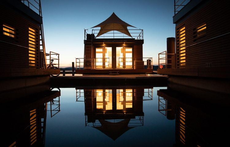 Eco Lodges Floating Village Brombachsee - Wasservilla im Abendlicht &copy; Eco Lodges GmbH