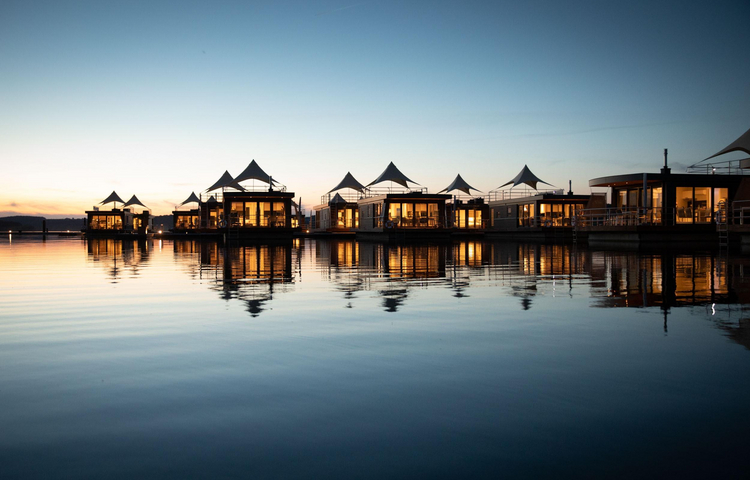 Eco Lodges Floating Village Brombachsee - Floating Village im Abendlicht &copy; Eco Lodges GmbH