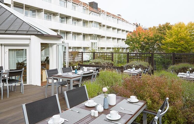 Living Hotel Nürnberg - 61-DLH-Nürnberg-Frühstück Terrasse-14-065